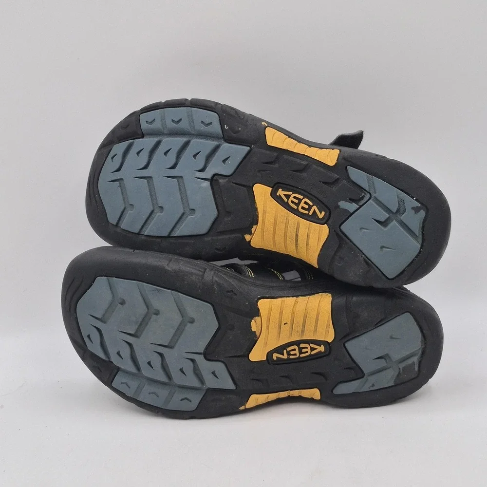 KEEN Sandals Shoes Teens Size 3 Black‎ Closed Toe Water Hiking Outdoor Bungee